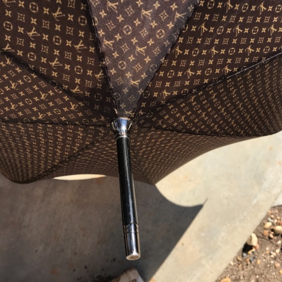 Louis Vuitton EUC Monogram Large Umbrella Last Discount w Reciept - Picture 9 of 11